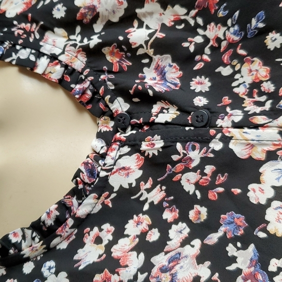 NWT Collective Concepts Black Floral Blouse Siz XS - Picture 5 of 9